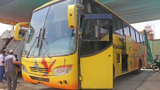 Foto de archivo del bus escolar 