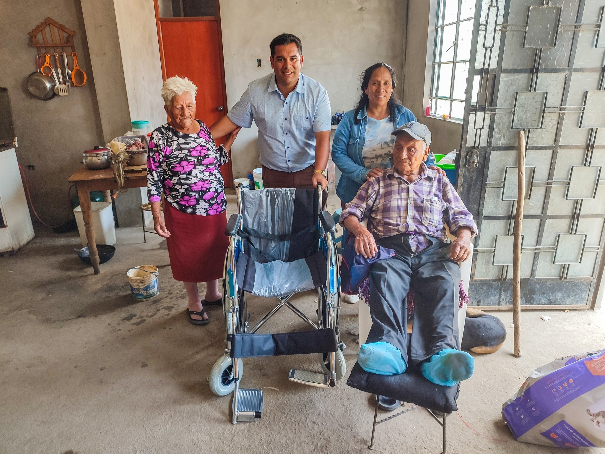 Entrega de silla de ruedas a vecino del C.P. San José