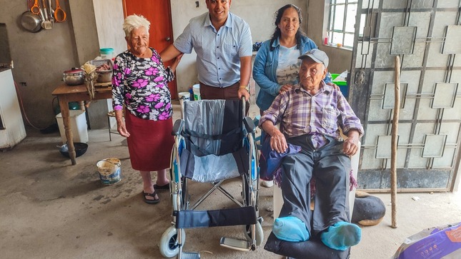Entrega de silla de ruedas a vecino del C.P. San José 
