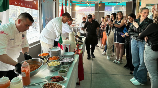 Promoción del ceviche peruano en concurrida zona recreativa en Chicago