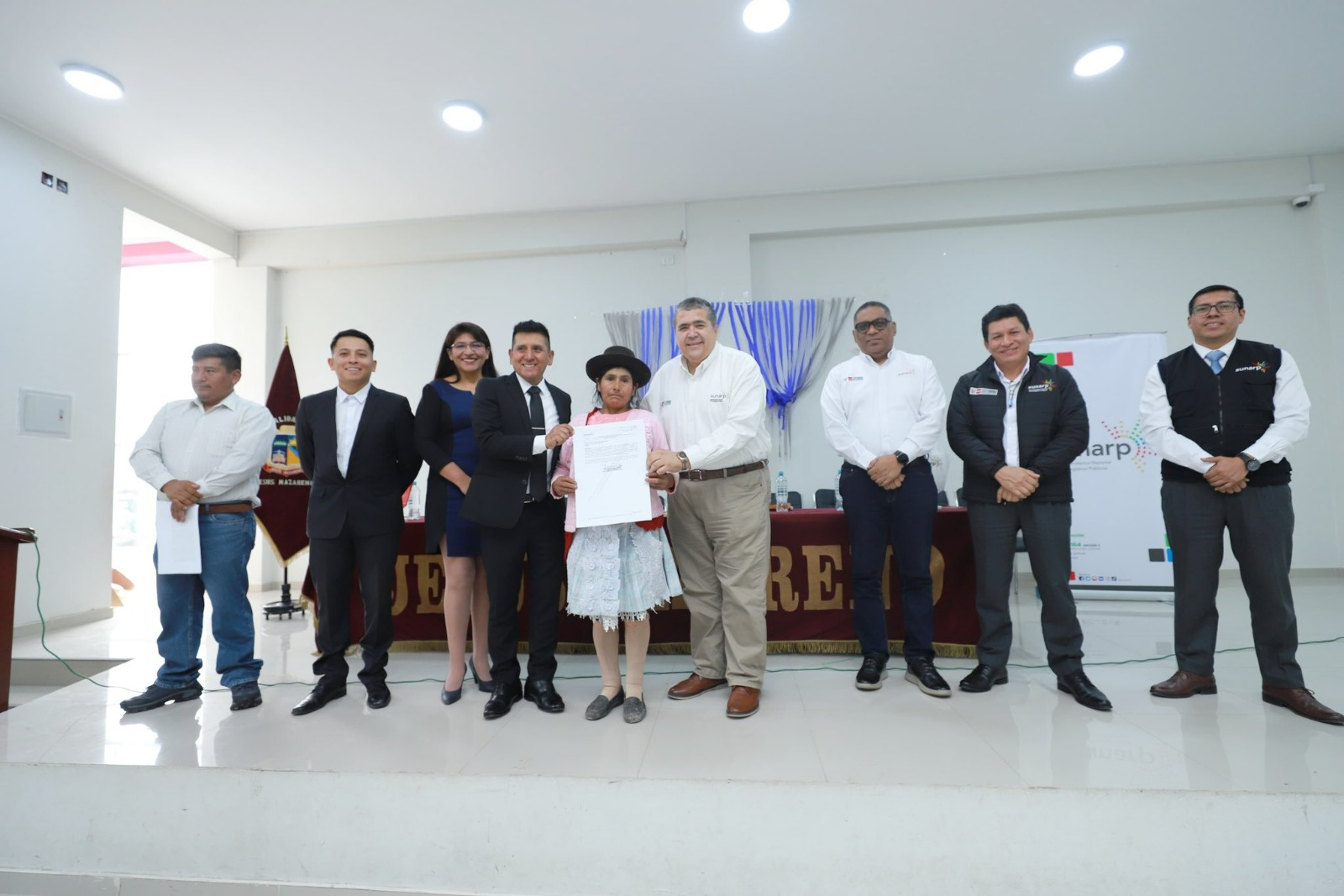 Foto de Superintendente nacional posa para foto junto a pobladores de Ayacucho en reunión de mesa técnica