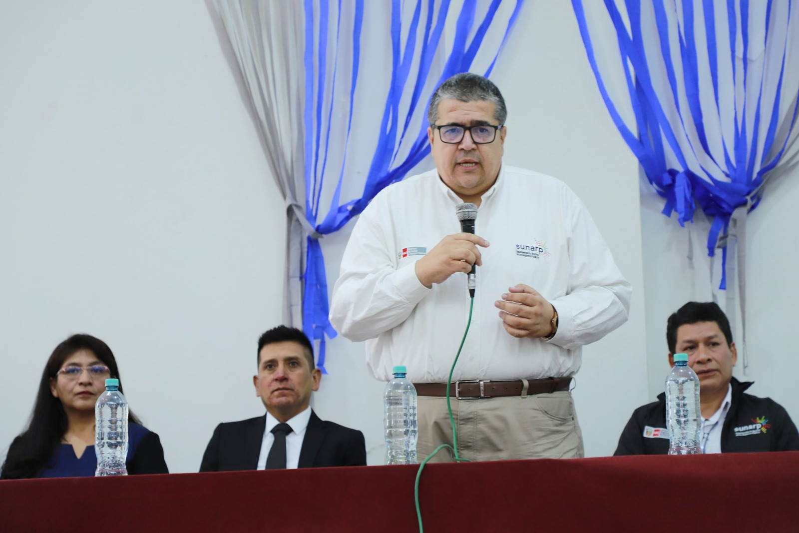 Foto de Superintendente nacional da palabra durante mesa técnica en Ayacucho
