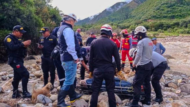 Brigadistas de intervención inicial y personal de salud del Minsa atienden a personas afectadas por huaicos en Apurímac