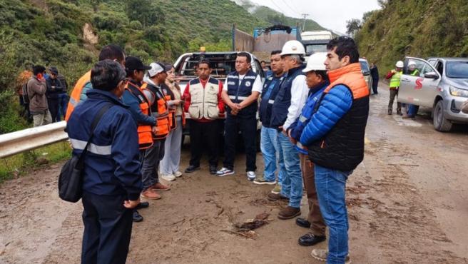 Brigadistas de intervención inicial y personal de salud del Minsa atienden a personas afectadas por huaicos en Apurímac
