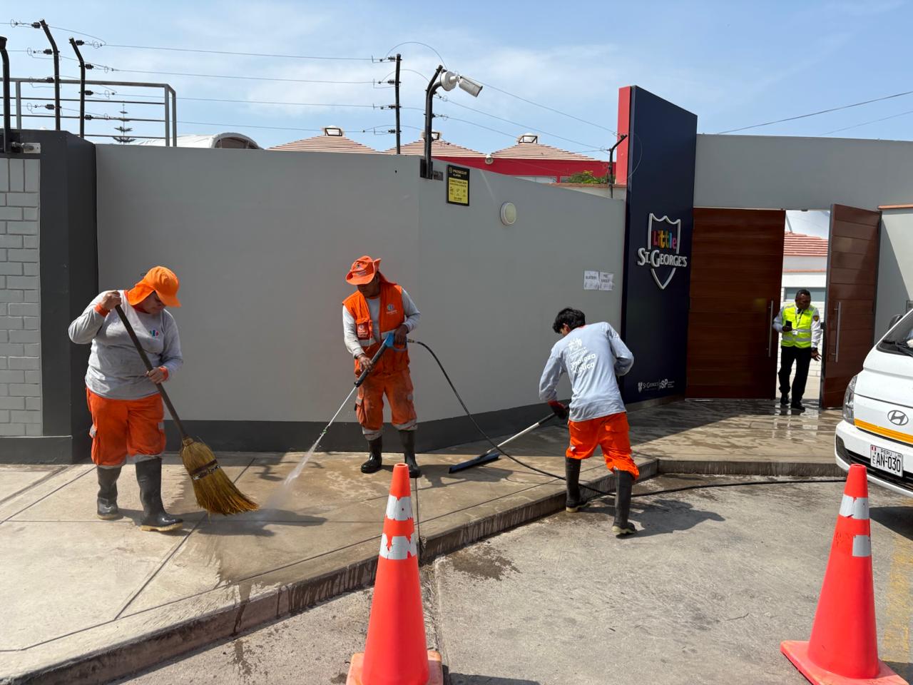 De vuelta al cole: Municipalidad de Surquillo realiza desinfección de los exteriores de instituciones educativas