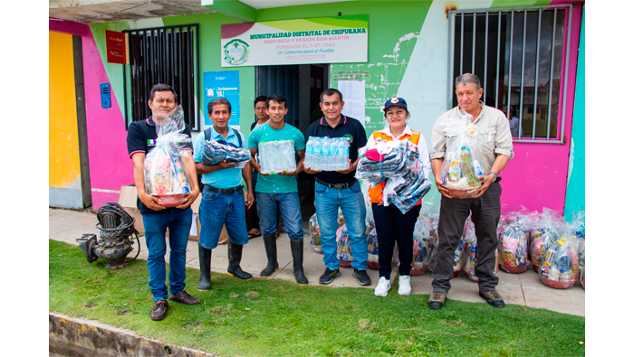 Alcaldesa es la primera autoridad en llegar a Papaplaya con ayuda humanitaria.