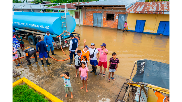 Alcaldesa es la primera autoridad en llegar a Papaplaya con ayuda humanitaria.