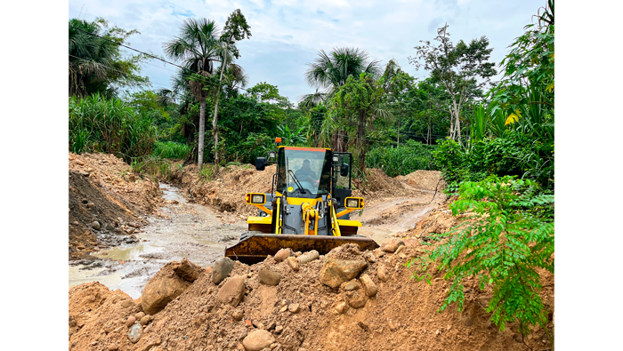 Trabajos de descolmataciΓ³n y limpieza en el cauce de la quebrada Tarapotillo.