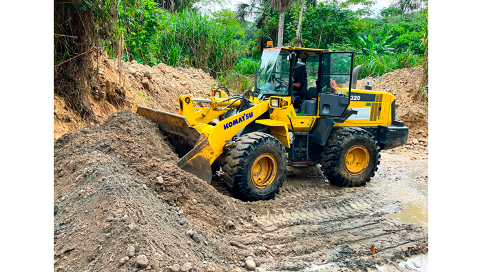 Trabajos de descolmataciΓ³n y limpieza en el cauce de la quebrada Tarapotillo.