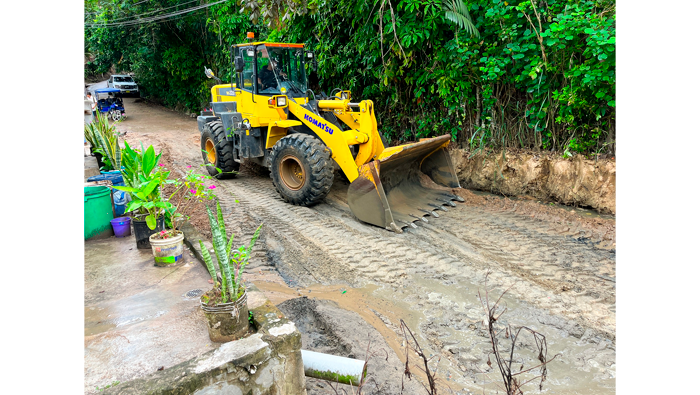 Trabajos de descolmataciΓ³n y limpieza en el cauce de la quebrada Tarapotillo.