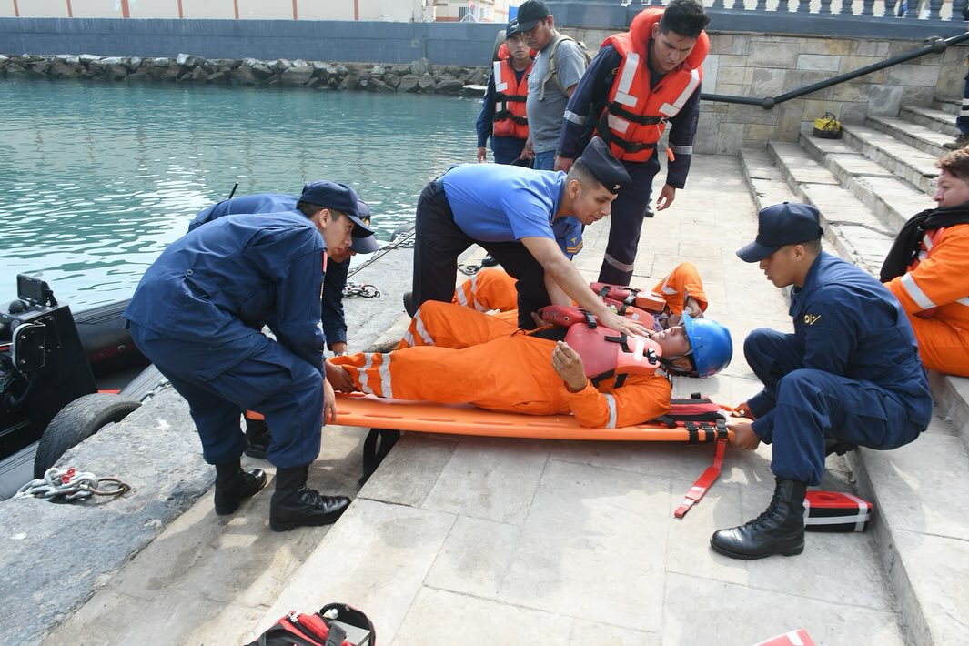 Marina de Guerra del Perú evacúa a seis tripulantes tras colisión en la Bahía del Callao