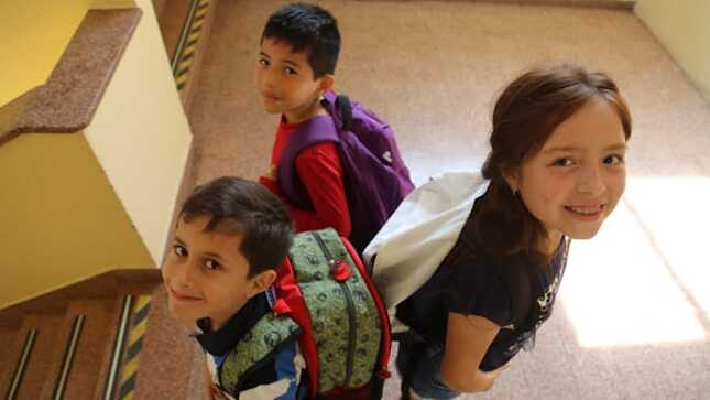 Minsa advierte que las mochilas pesadas podrían causar desviación en la columna de los niños