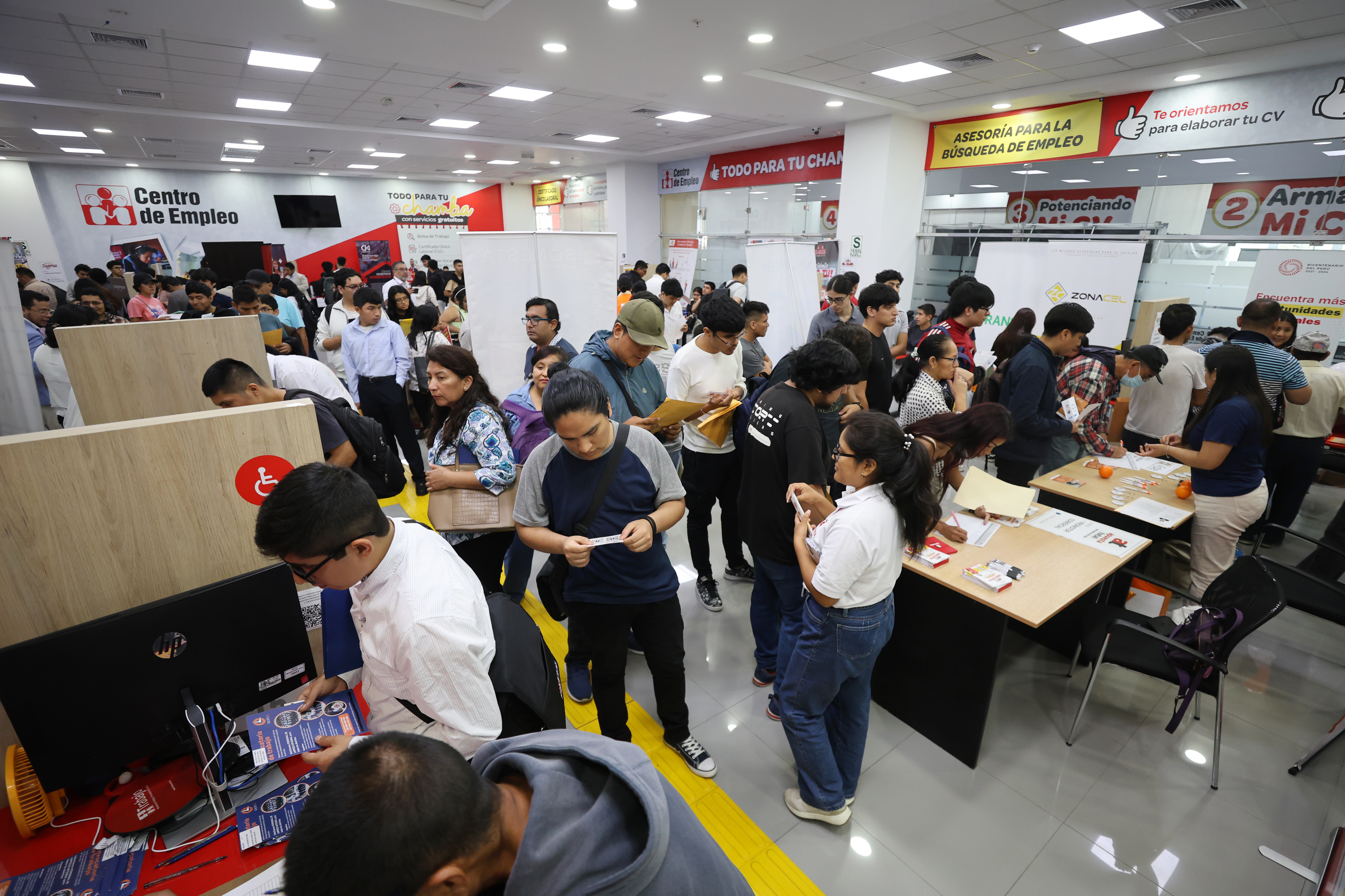 Personas en el Centro de Empleo
