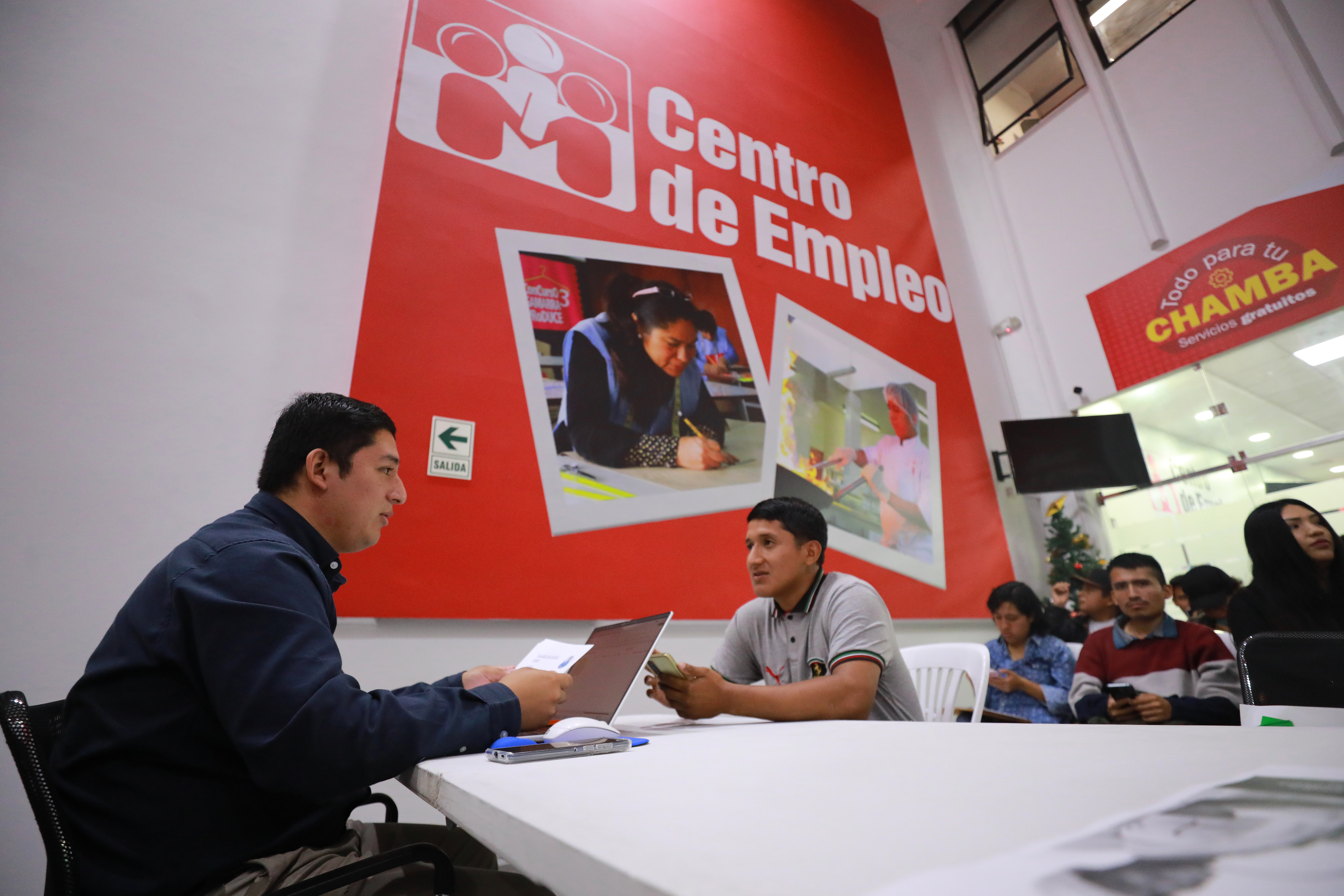 Personas en el Centro de Empleo
