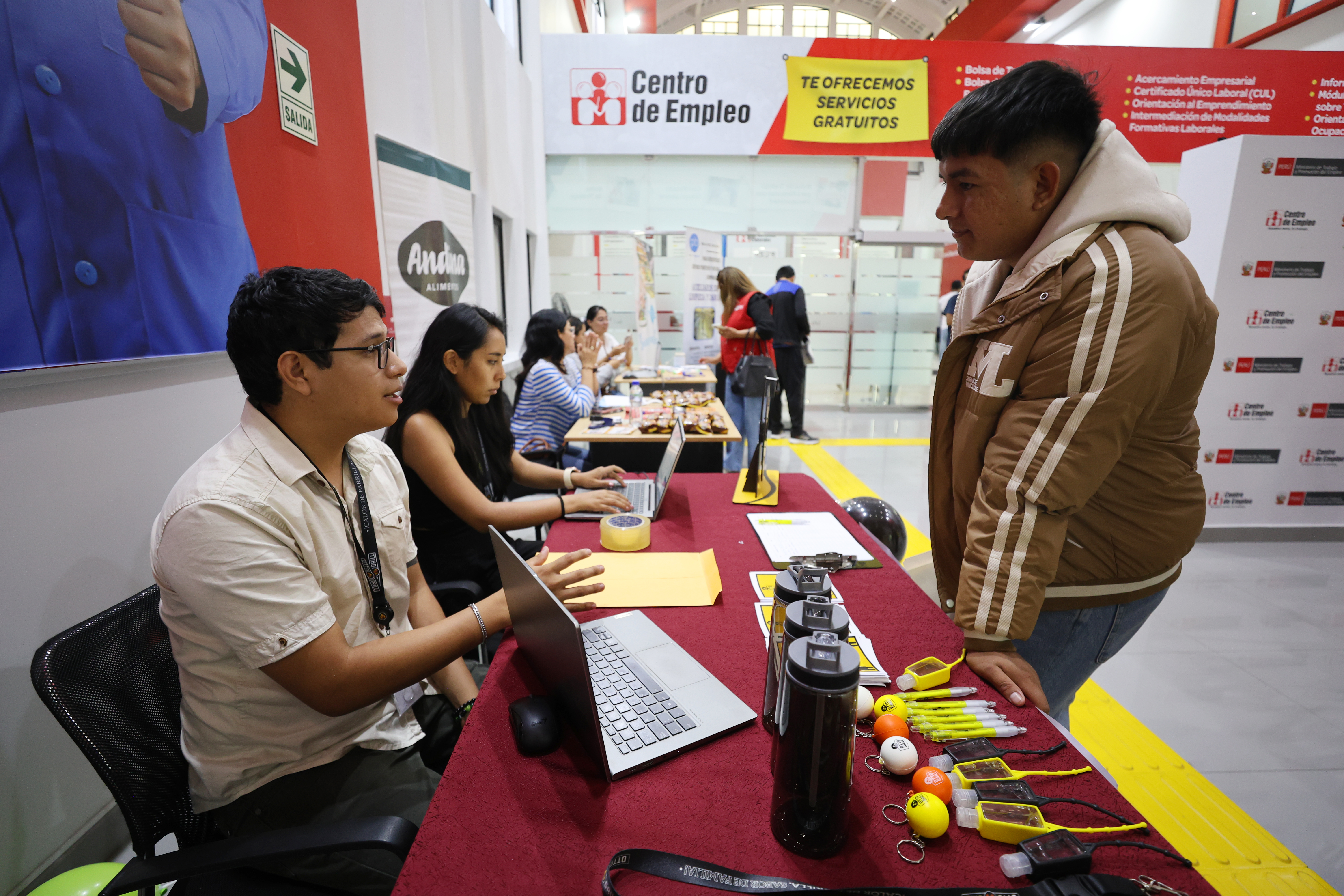 Personas en el Centro de Empleo