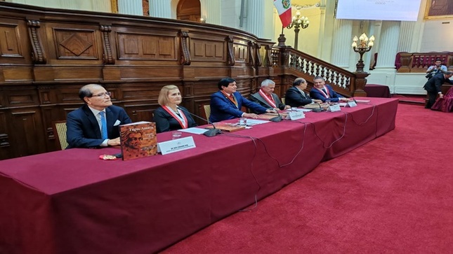 Presidenta del TC Luz Pacheco participó en la presentación del libro “Túpac Amaru, más allá de la sentencia” realizada en el parlamento