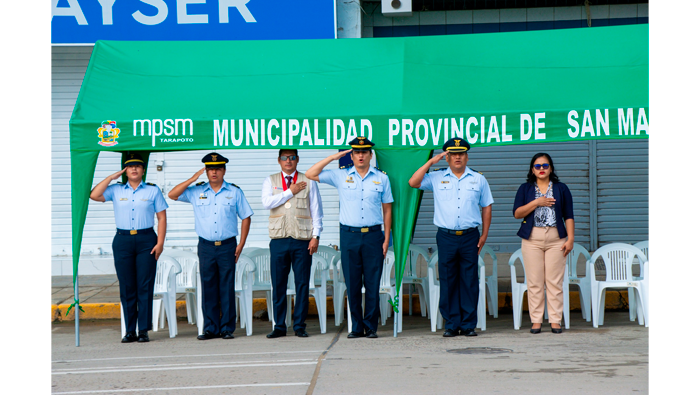 Izamiento del Pabell贸n Nacional.