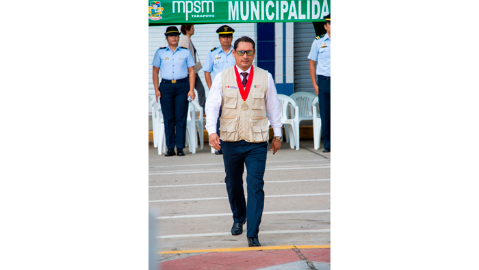 Izamiento del Pabell贸n Nacional.