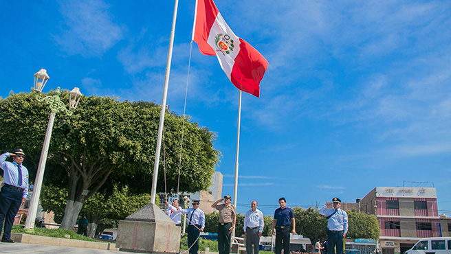 MPH y UGEL participan en el izamiento del pabellón nacional y bandera de Huarmey para el inicio de clases