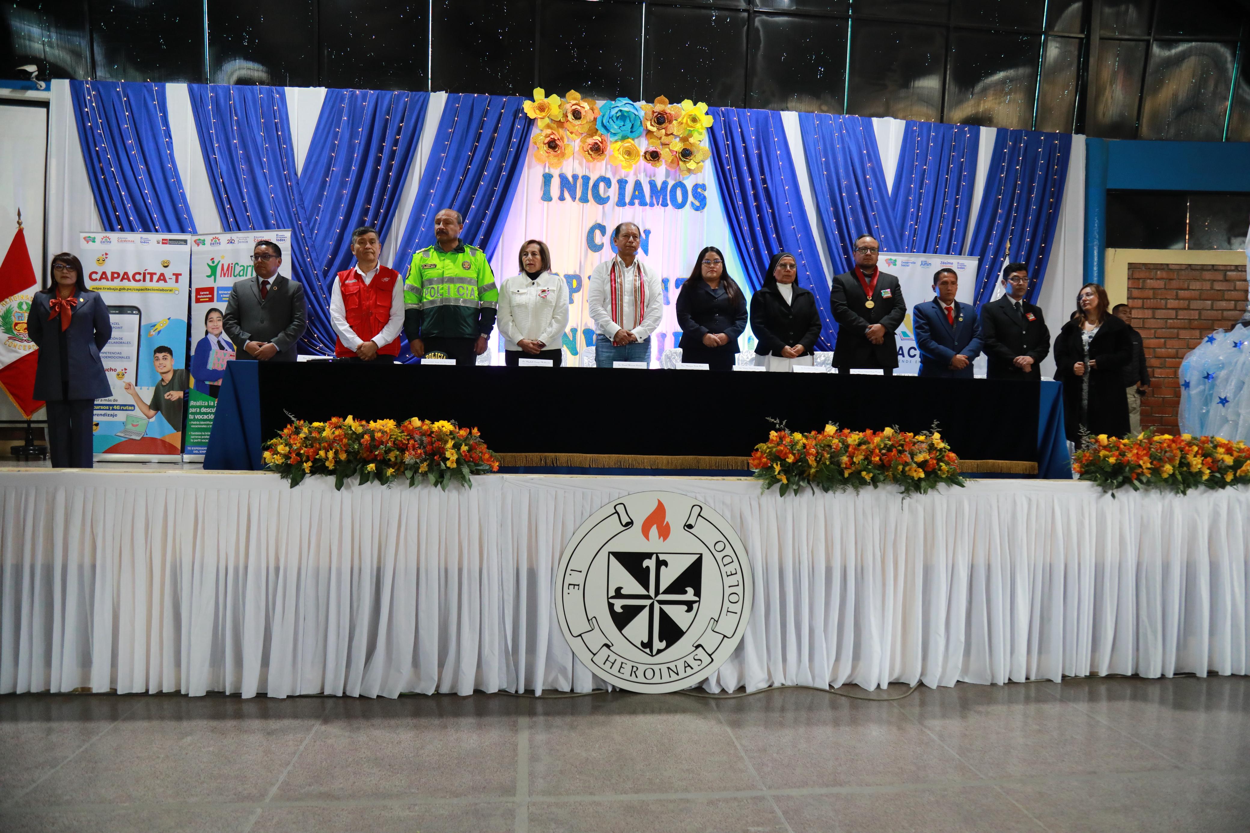 Foto de ministro con autoridades locales y escolares