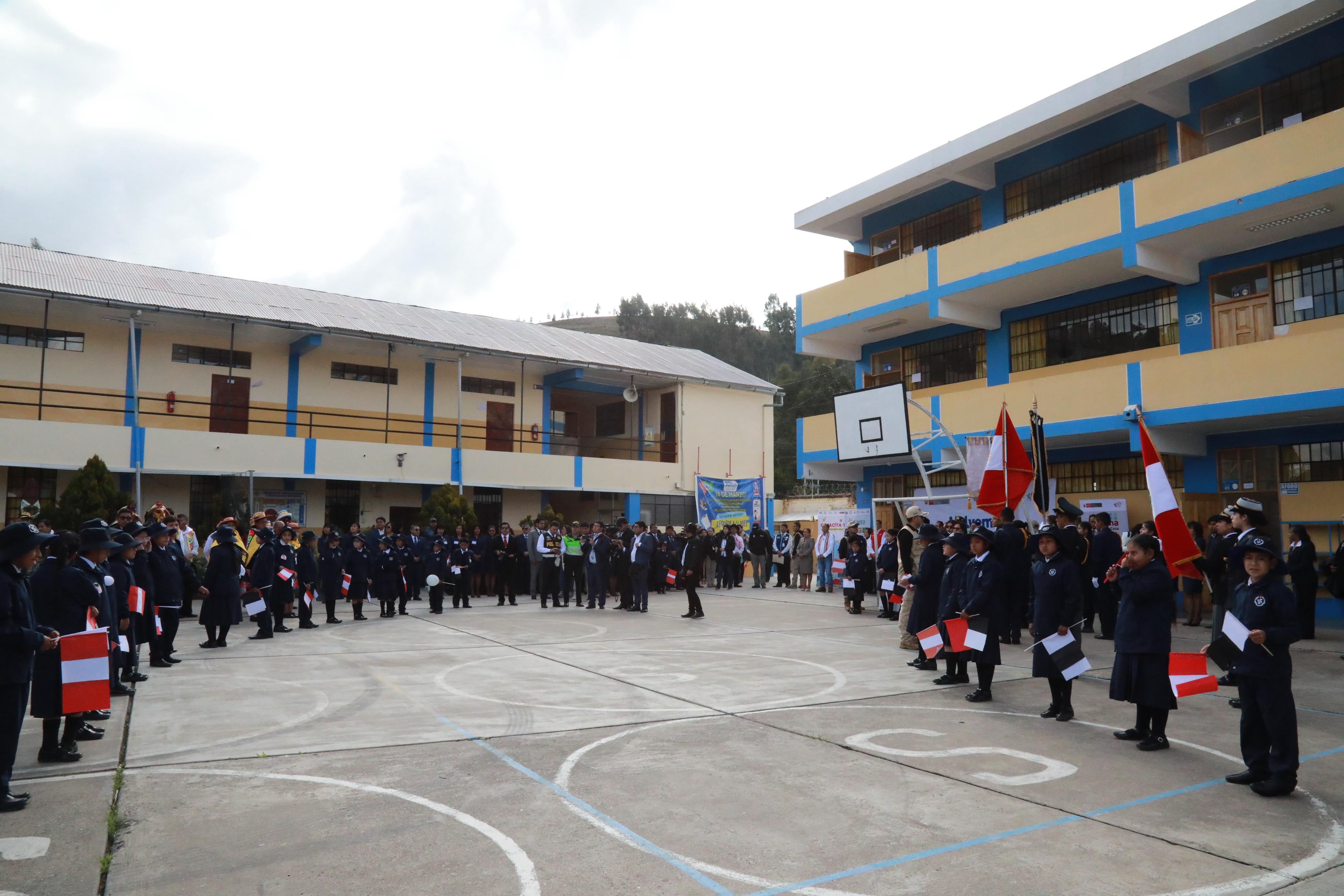 Foto de alumnado en patio del colegio