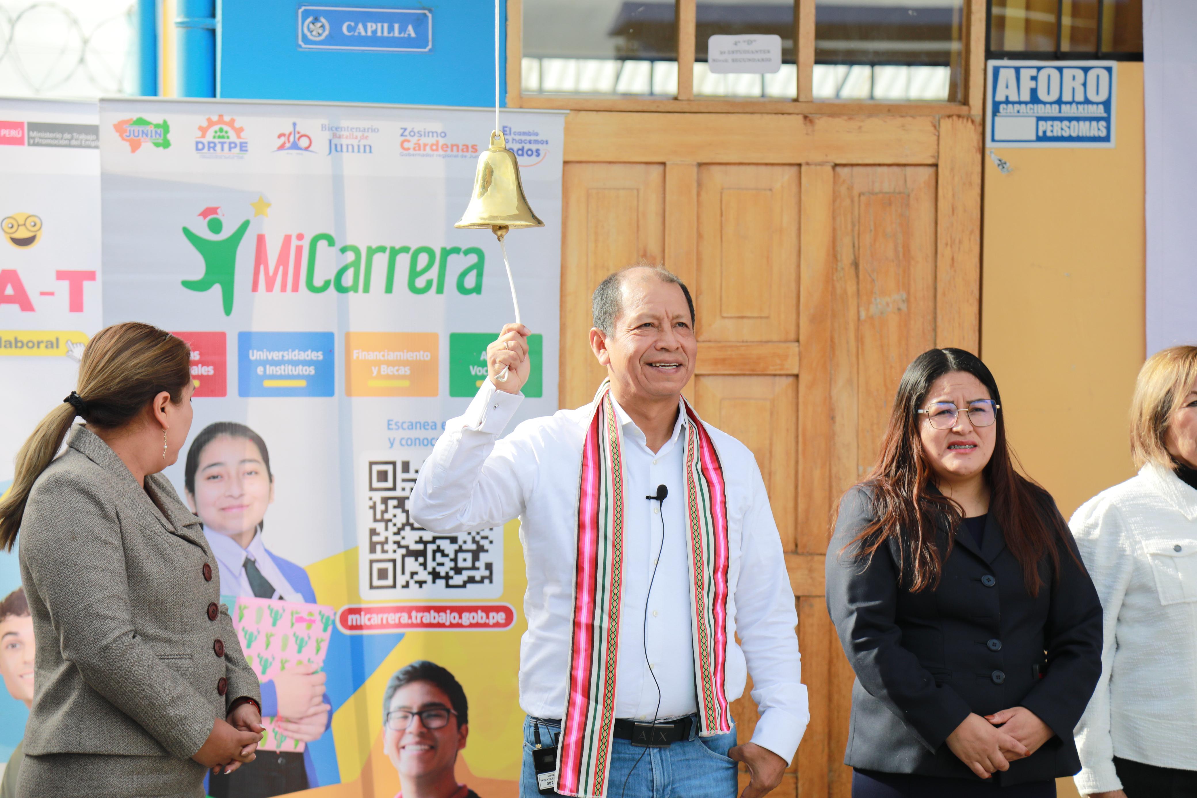 Foto de ministro Maurate tocando la campana