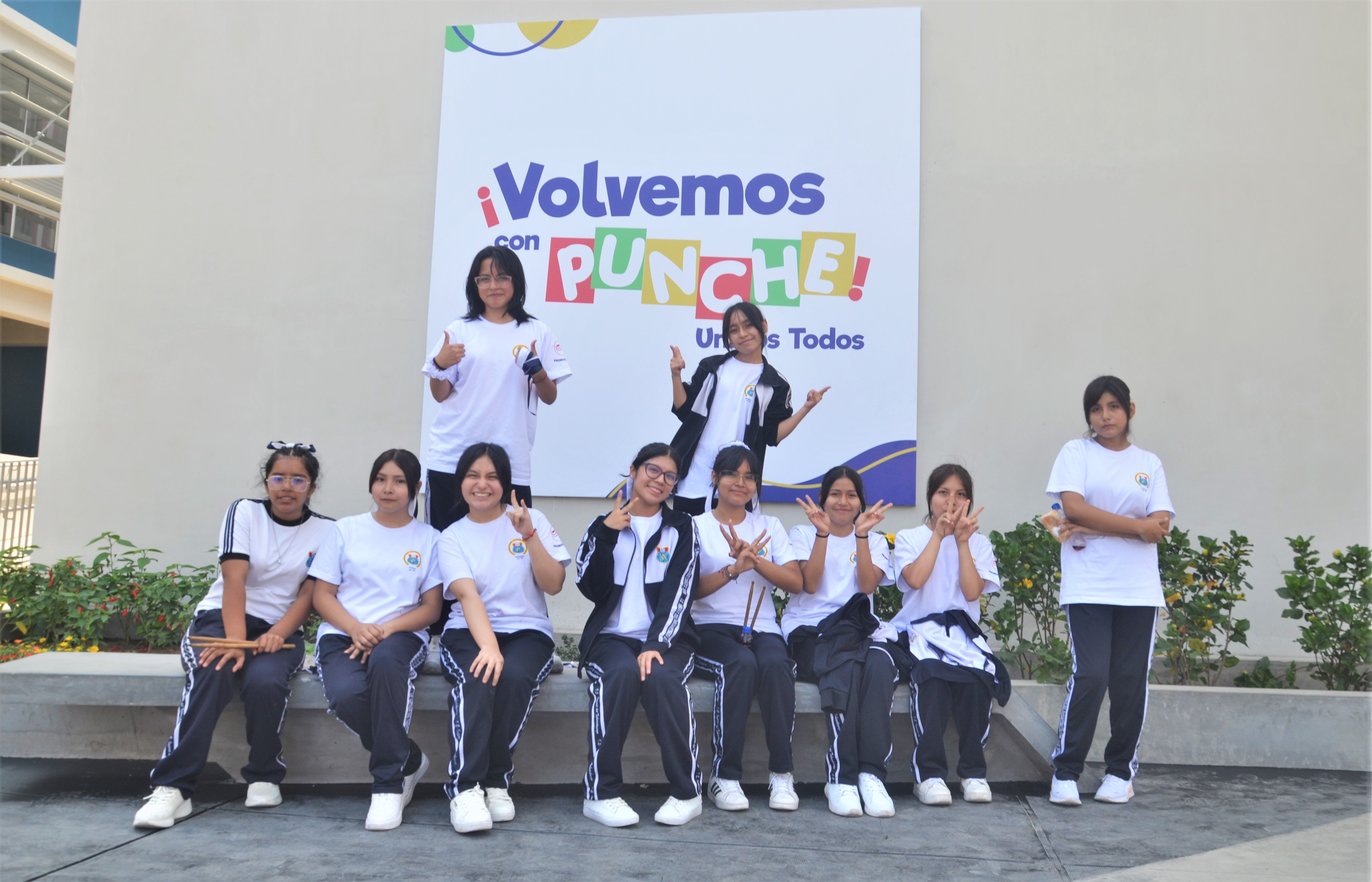 ESTUDIANTES ALEGRES CON SU NUEVA ESCUELA BICENTENARIO