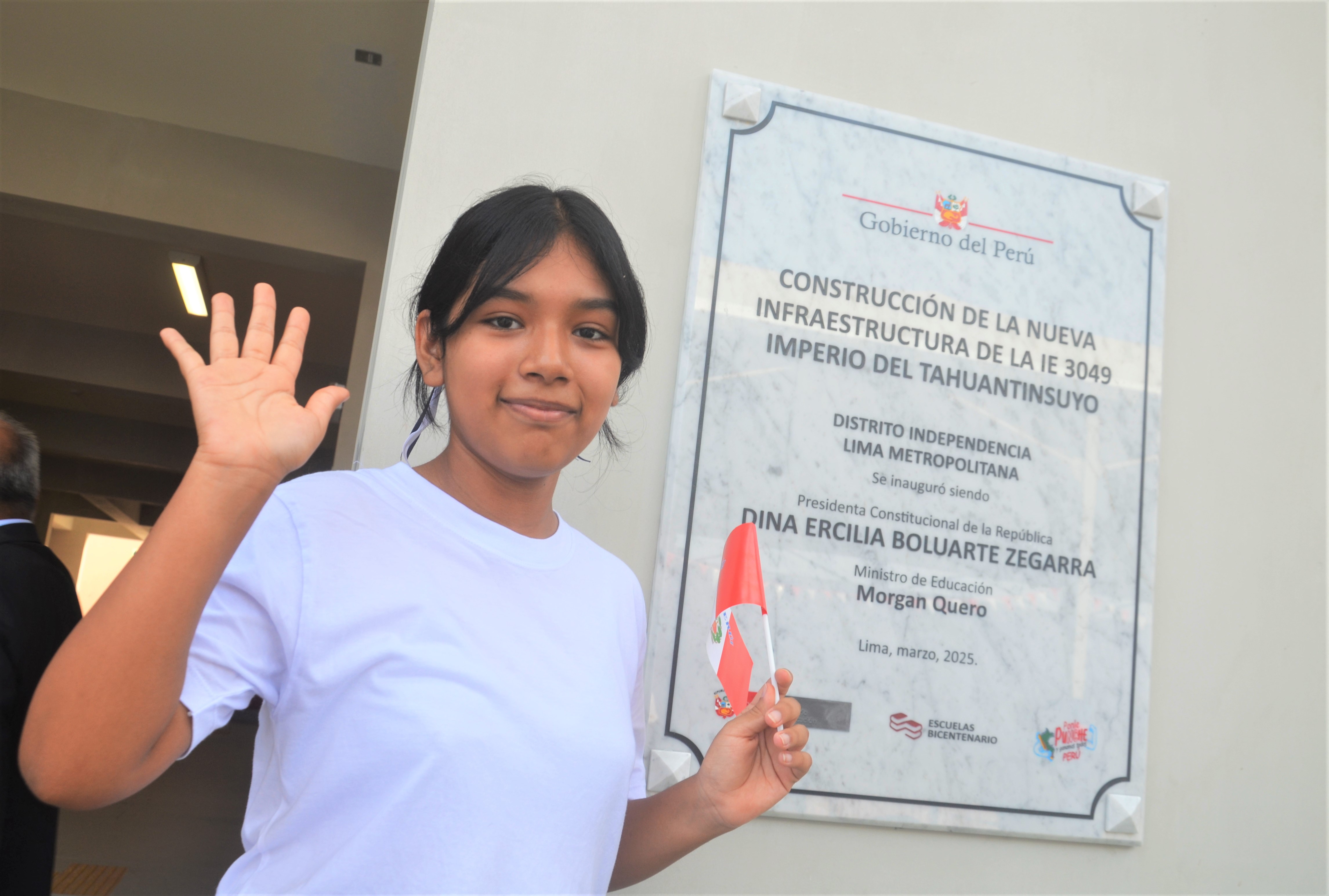 ESTUDIANTE JUNTO A LA PLACA RECORDATORIA