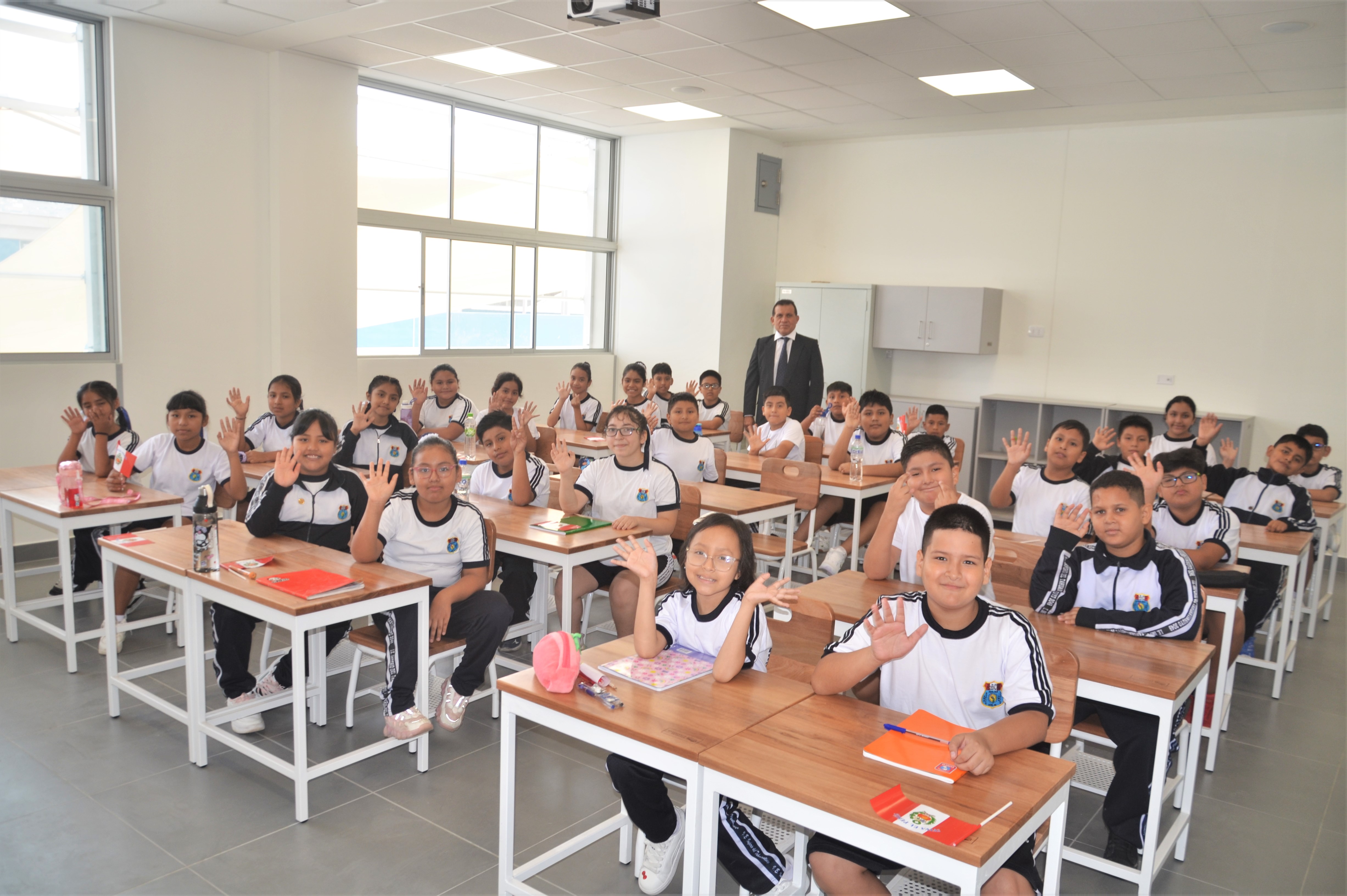 ESTUDIANTES EN SUS NUEVAS AULAS