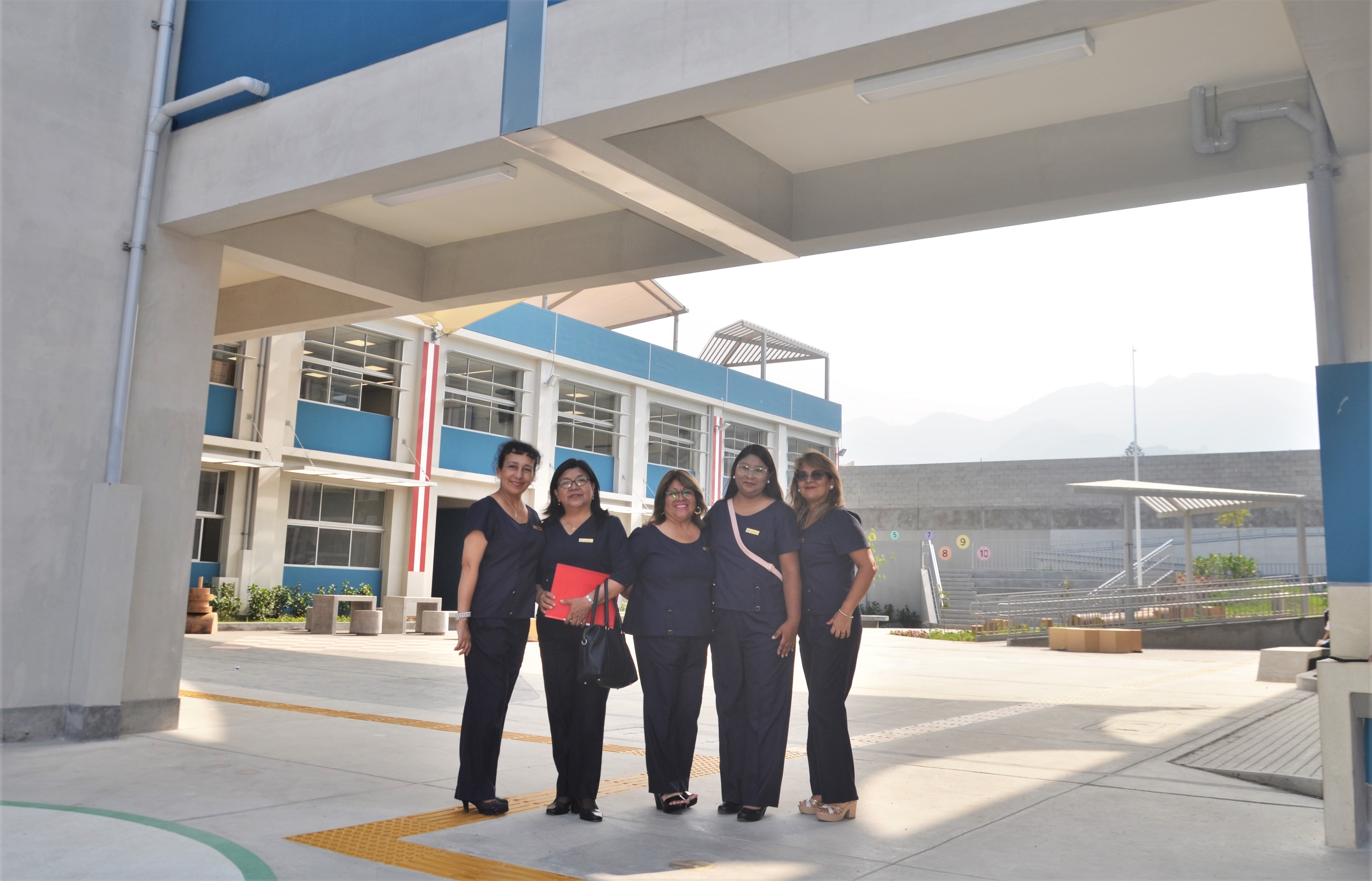 DOCENTES EN SU NUEVA INFRAESTRUCTURA