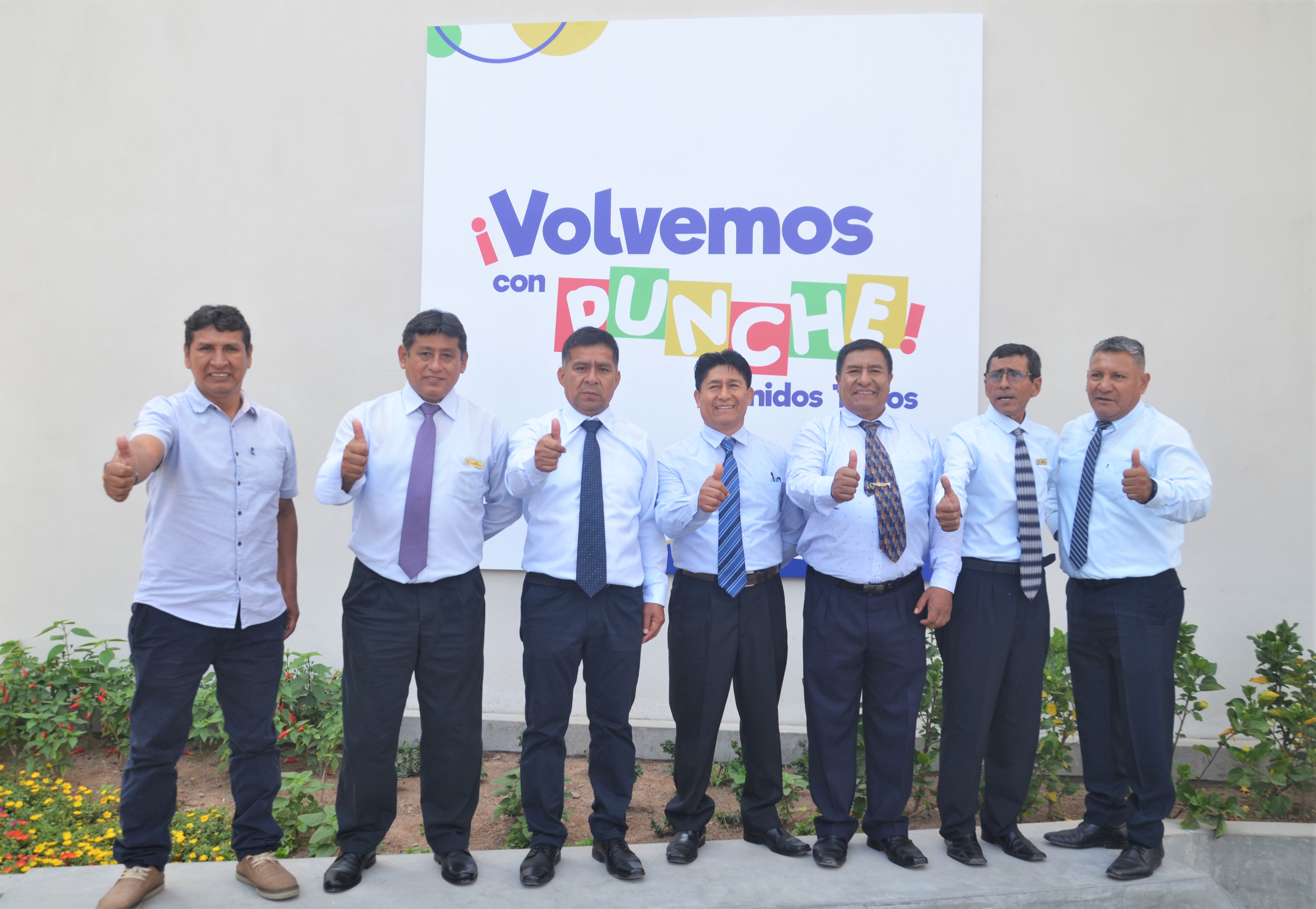 DOCENTES EN SU NUEVA INFRAESTRUCTURA