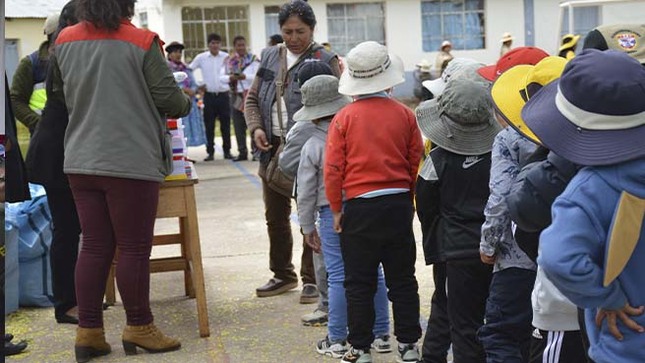 Niños haciendo fila 