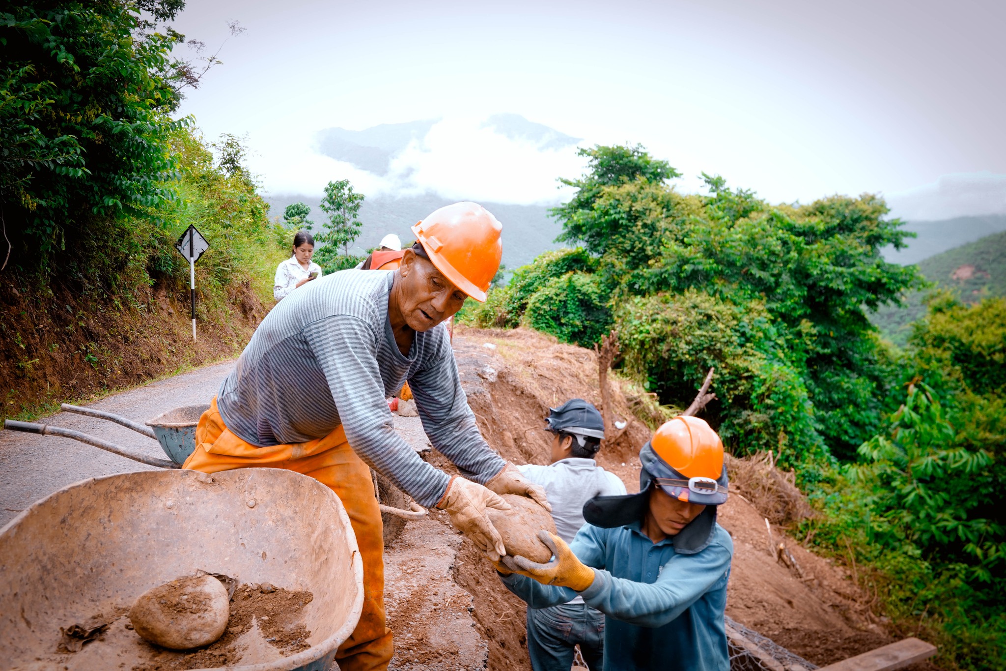 Mantenimiento del camino vecinal en el sector de Margaritayoc