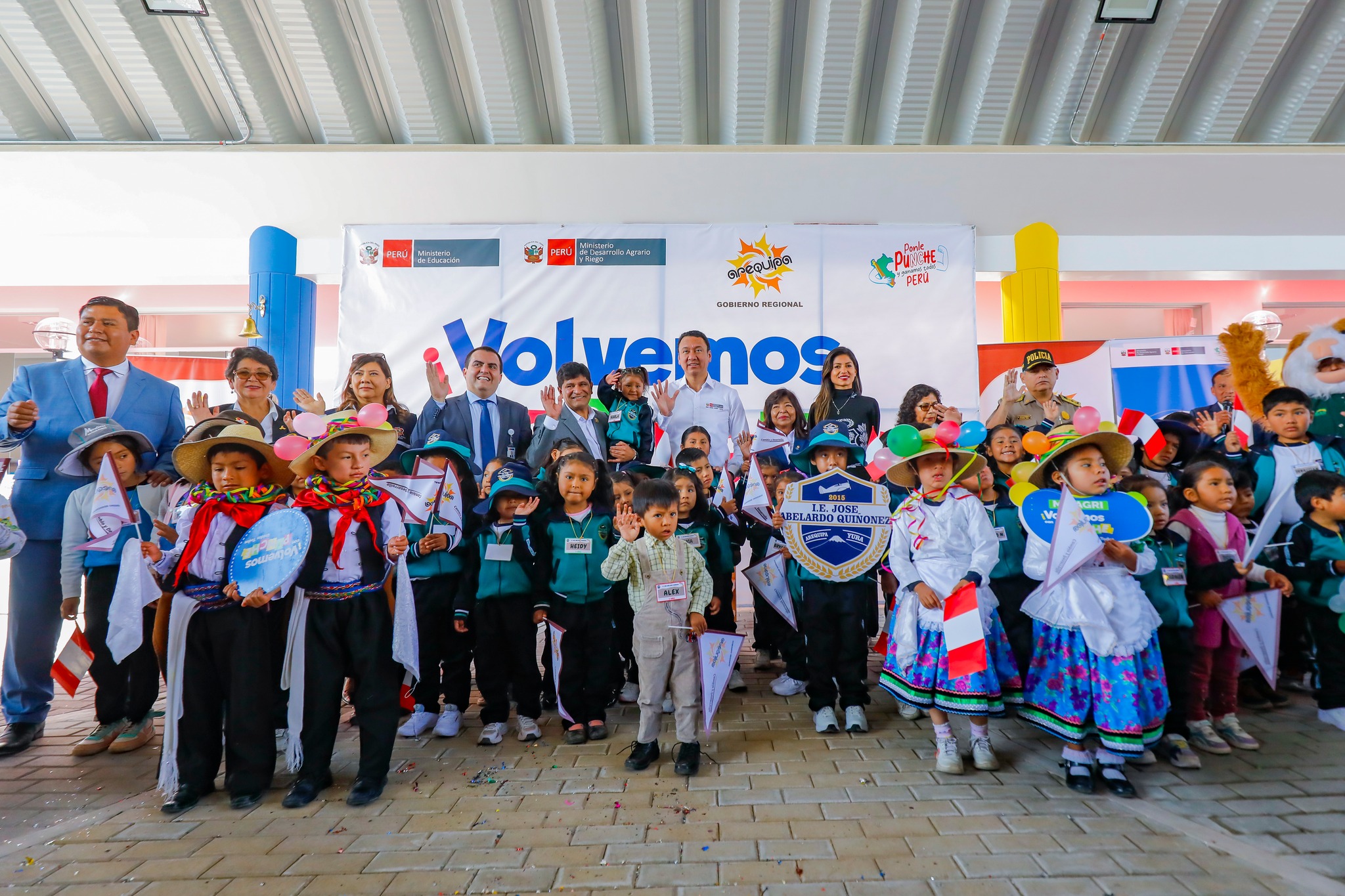 En Arequipa, la inauguración del año escolar se realizó en el distrito de Yura. La especialista macrorregional del CNE, Rossana Ulloa, se sumó a esta actividad que se destacó por la entrega de un nuevo local para la I.E.I, José Abelardo Quiñones. En la región, más de 407 mil estudiantes de 4 689 colegios iniciaron su ciclo escolar con renovadas esperanzas.