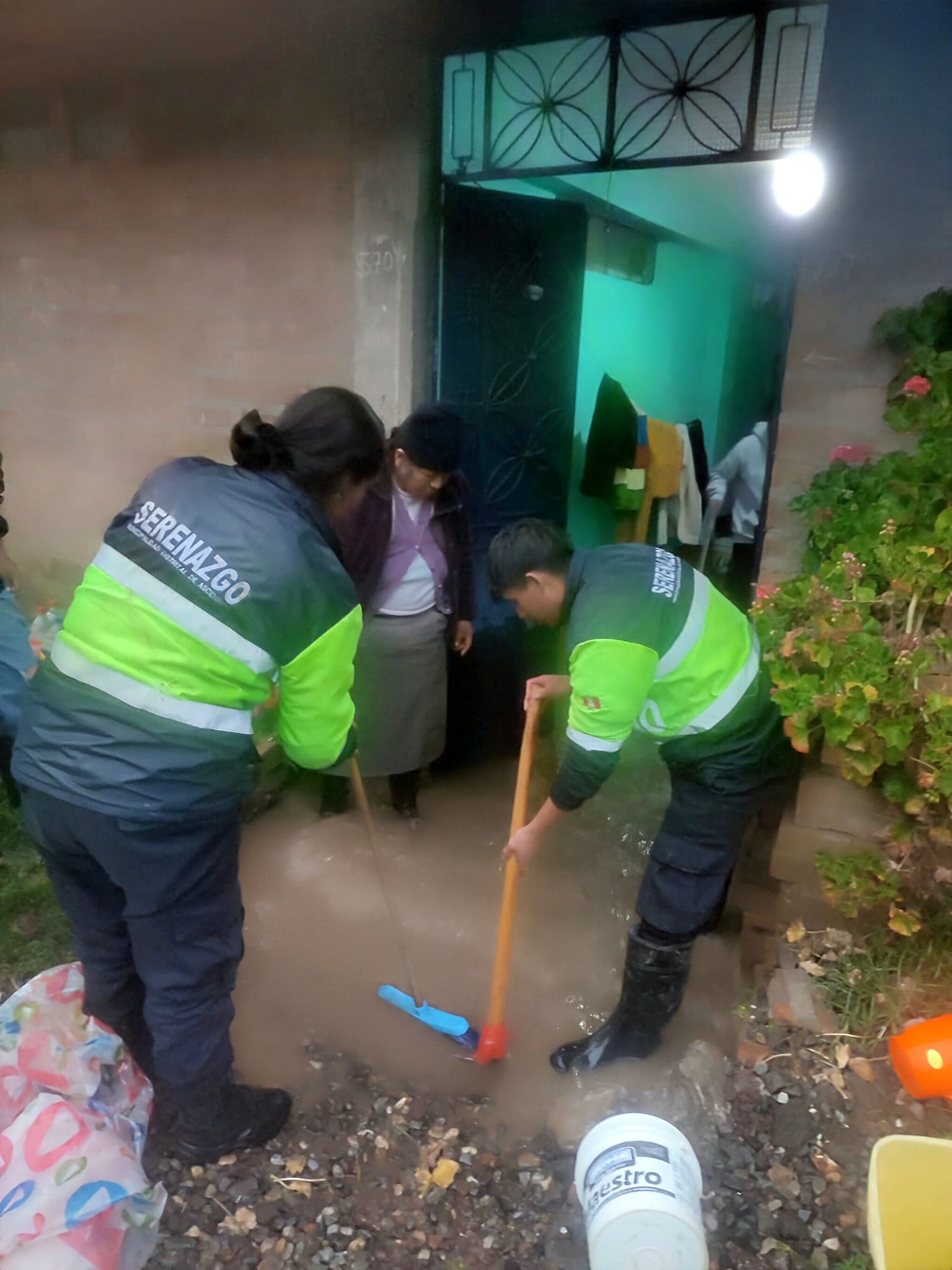 Reporte sobre la asistencia de Defensa Civil y Serenos a familias afectadas por inundaciones en Ascensión tras intensas lluvias.