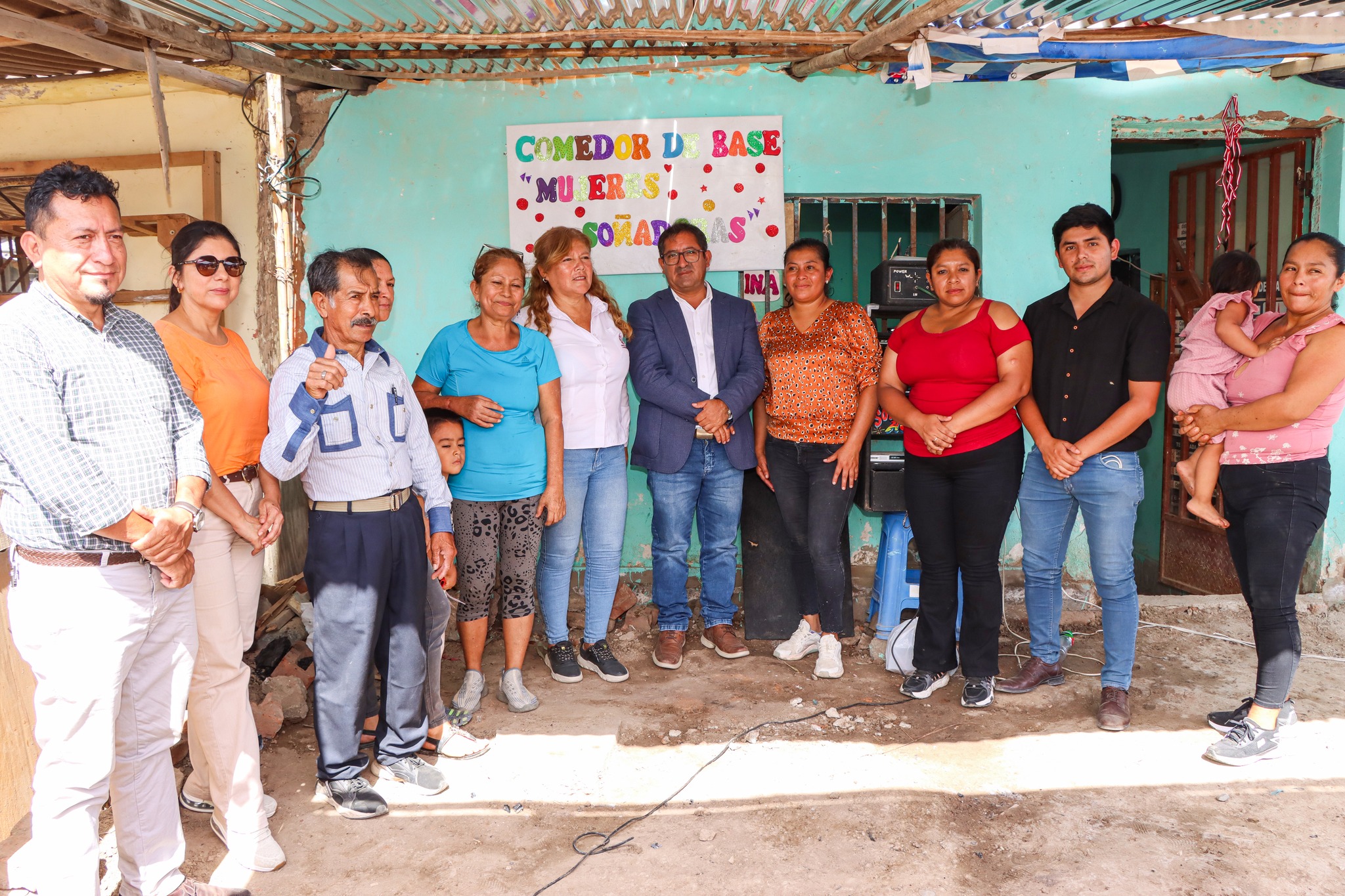 En una ceremonia significativa, el alcalde Elber Requejo, junto a los regidores Elvia García y Robert Hoyos, autoridades representativas de Chiclayo y la población; inauguró el comedor popular "Mujeres Soñadoras" en Nuevo Culpón.
El alcalde Requejo, junto a la representante del Gore, Carmen Carhuallanqui, tuvieron el honor de apadrinar este importante comedor que beneficiará a los pobladores del sector.
La presidenta del comedor "Mujeres Soñadoras", Sra. Charito Medina Peña, destacó que este comedor era un sueño de las madres de familia de la comunidad, y agradeció profundamente al alcalde Requejo por hacerlo realidad.
Estas acciones demuestran el compromiso de la actual gestión con el bienestar social y la mejora de la calidad de vida a través de la alimentación en la comunidad.
¡𝐉𝐋𝐎 𝐏𝐑Ó𝐒𝐏𝐄𝐑𝐎, 𝐔𝐧𝐢𝐝𝐨𝐬 𝐥𝐨 𝐡𝐚𝐜𝐞𝐦𝐨𝐬!