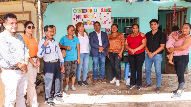 En una ceremonia significativa, el alcalde Elber Requejo, junto a los regidores Elvia García y Robert Hoyos, autoridades representativas de Chiclayo y la población; inauguró el comedor popular "Mujeres Soñadoras" en Nuevo Culpón. 
El alcalde Requejo, junto a la representante del Gore, Carmen Carhuallanqui, tuvieron el honor de apadrinar este importante comedor que beneficiará a los pobladores del sector. 
La presidenta del comedor "Mujeres Soñadoras", Sra. Charito Medina Peña, destacó que este comedor era un sueño de las madres de familia de la comunidad, y agradeció profundamente al alcalde Requejo por hacerlo realidad. 
Estas acciones demuestran el compromiso de la actual gestión con el bienestar social y la mejora de la calidad de vida a través de la alimentación en la comunidad. 
¡𝐉𝐋𝐎 𝐏𝐑Ó𝐒𝐏𝐄𝐑𝐎, 𝐔𝐧𝐢𝐝𝐨𝐬 𝐥𝐨 𝐡𝐚𝐜𝐞𝐦𝐨𝐬!