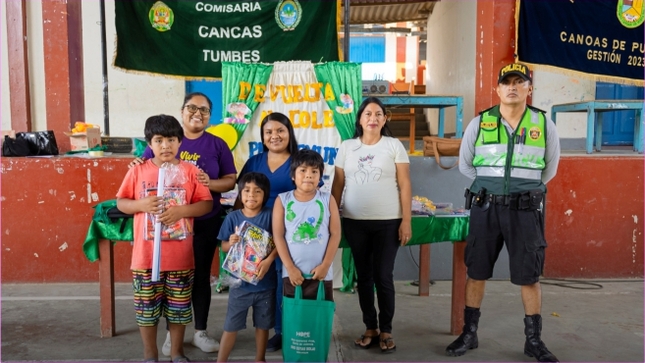 Foto Demuna Canoense entrega kit de útiles escolares