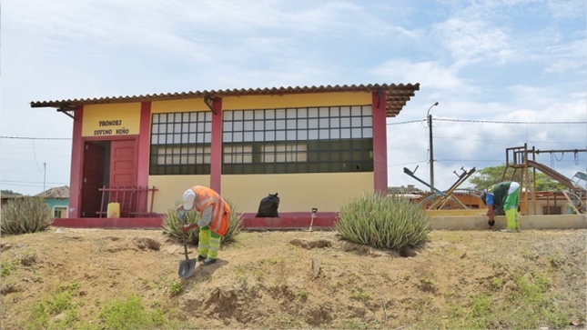Foto Personal de jardinería realiza limpieza en aulas del Pronoei