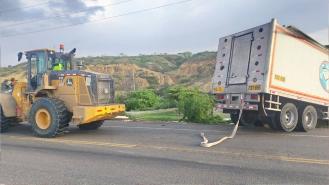 Foto Maquinaria municipal apoya en accidente de transito