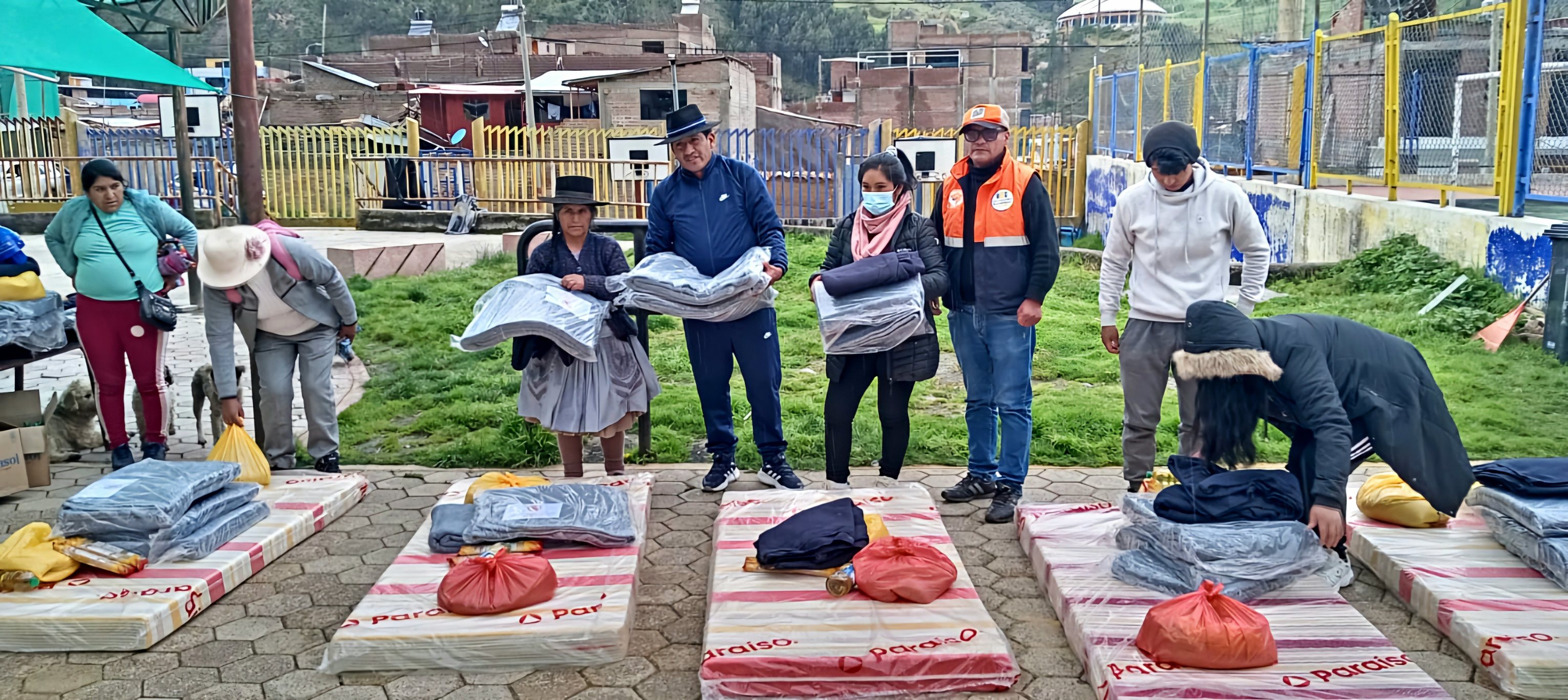 Nota informativa sobre la entrega de ayuda humanitaria a familias afectadas por lluvias intensas en el distrito, realizada por el alcalde Oscar Ramirez Trucios.