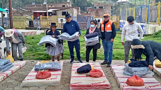 Nota informativa sobre la entrega de ayuda humanitaria a familias afectadas por lluvias intensas en el distrito, realizada por el alcalde Oscar Ramirez Trucios.