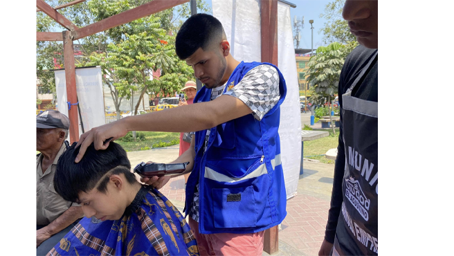 Por ello se realizó una campaña de corte de cabello, a cargo de los profesores de barbería y cosmetologia que imparten sus clases en el Centro Municipal de Desarrollo Empresarial.
La actividad se realizó en el Parque Constitución, de la Cooperativa Huancayo. fue de gran ayuda para que los niños y jóvenes inicien el año escolar con una buena presentación. Además, demuestra el impacto positivo de los talleres productivos, brindando servicios útiles a los vecinos de nuestro distrito.