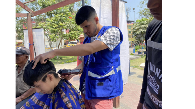 Por ello se realizó una campaña de corte de cabello, a cargo de los profesores de barbería y cosmetologia que imparten sus clases en el Centro Municipal de Desarrollo Empresarial.
La actividad se realizó en el Parque Constitución, de la Cooperativa Huancayo. fue de gran ayuda para que los niños y jóvenes inicien el año escolar con una buena presentación. Además, demuestra el impacto positivo de los talleres productivos, brindando servicios útiles a los vecinos de nuestro distrito.