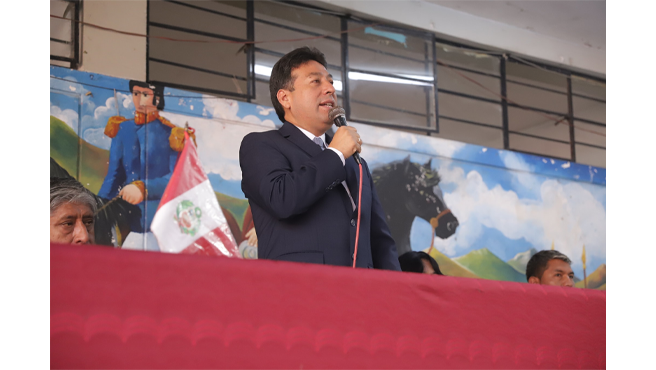 animándolos a aprovechar al máximo su educación y a perseguir sus sueños con determinación. Durante su visita, el burgomaestre también realizó una inspección al trabajo que se está llevando a cabo en la institución, específicamente la construcción de dos aulas de nivel inicial, que sin duda contribuirán a mejorar la infraestructura educativa y ofrecer un mejor ambiente de aprendizaje para los más pequeños.