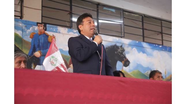 animándolos a aprovechar al máximo su educación y a perseguir sus sueños con determinación. Durante su visita, el burgomaestre también realizó una inspección al trabajo que se está llevando a cabo en la institución, específicamente la construcción de dos aulas de nivel inicial, que sin duda contribuirán a mejorar la infraestructura educativa y ofrecer un mejor ambiente de aprendizaje para los más pequeños.