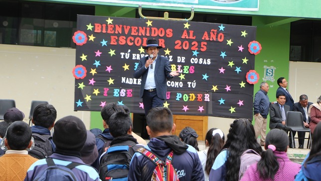 Nota de prensa sobre la participación del alcalde de Ascensión, Oscar Ramirez, en el inicio del año escolar 2025 en el Colegio América.