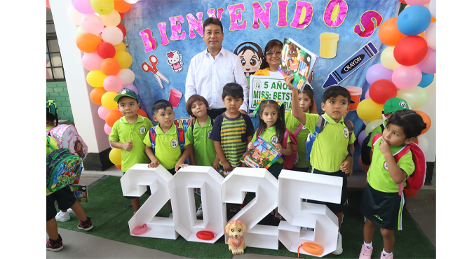 Los niños recibieron con entusiasmo al alcalde, compartiendo momentos de emoción y compromiso por una educación de calidad.
Seguimos trabajando por el bienestar y futuro de nuestra niñez en El Agustino.