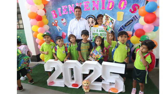 Los niños recibieron con entusiasmo al alcalde, compartiendo momentos de emoción y compromiso por una educación de calidad. 
Seguimos trabajando por el bienestar y futuro de nuestra niñez en El Agustino.