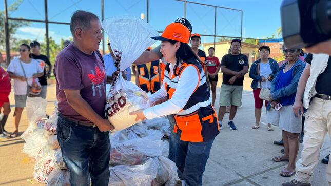 Alcaldesa Castagne realizando la entrega del kit de alimentos